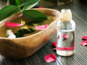 يساعد ماء الورد على مكافحة التجاعيد
