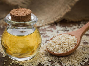 يتميز زيت السّمسم مرطّب للبشرة وينقّيها وينظّفها

