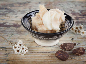 من فوائد زبدة الشّيا تزيل الهالات السوداء والأكياس تحت العينين