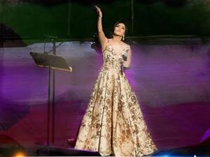 أول ظهور على المسرح لشيرين جاءت بفستان سهرة من اللون الذهبي وقماش لامع