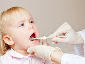 التهاب الحلق من المشاكل الشائعة يعاني منها الطفل في أي مرحلة من حياته

