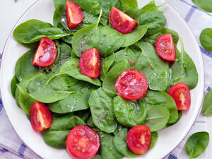 سلطة السبانخ والطماطم 