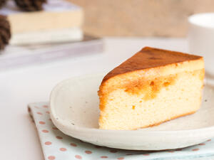 لإزالة الكيك بسهولة ومنع الاحتراق يمكن لف الجوانب بورق الزبدة
