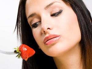 يعتبر ماسك الفراولة والعسل منظفاً وقابضاً للبشرة الدهنية