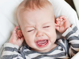 البكاء المستمر خلال الليل للطفل هذا يعني أن السن قد بدا يشق اللثة

