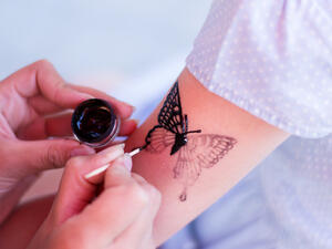 للحصول على الوشم  يجب تنظيف الجلد حيث سيوضعّ الوشم كليّا بالكحول