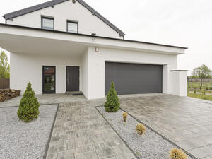 يجب أن يكون الباب الأمامي نظيف من الداخل والخارج يجب أن يكون الباب الأمامي نظيف من الداخل والخارج