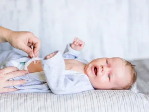 يجب فرك السرة بالكحول الطبي يومياً ولعدة مرات ومن كل الجهات

