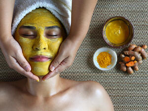 استخدم الكركم من قبل النساء في الهند للتخلص من نمو الشعر الزائد
