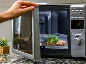 يُفضّل شراء الفرن الذي يفتح بواسطة زر مُخصّص وليس بالمقبض

