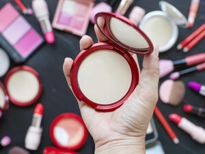 البودرة المائية تؤذي البشرة على مدى قصير من الاستخدام المتواصل

