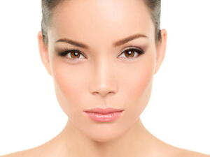 لإضفاء الجاذبية على عينيك، خططي بالقلم الأبيض الزوايا الداخلية