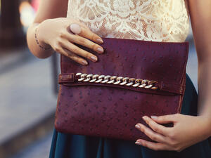 أزيلي الغبار من عليها بفوطة قماش جافة وناعمة دون غمرها في الماء