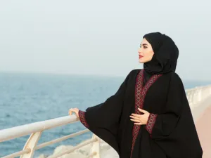 اللواتي يتميزن بجسد نحيل للغاية ولا يحملن تفاصيلا بارزة أو انحناءات واضحة