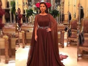 أصالة تتألق بفستان ساحر محاك من قماش الشيفون باللون البني