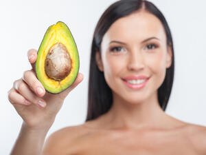 اهرسي ثمرة أفوكادو واضيفي إليها زيت الجوجوبا وزيت جنين القمح