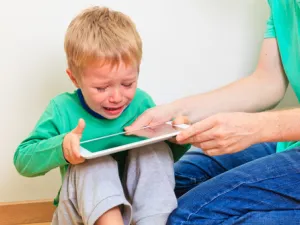 من الأفضل أن لا يسمح الأهل للولد بفتح حساب فيسبوك ما دون سن الـ 11

