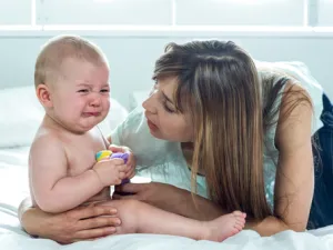 طفلك بحاجة للمواساة وبعض الجمل منك التي تؤكد اهتمامك بحزنه
