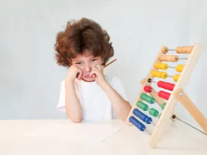 يعتبر النطق المتأخر أحد علامات صعوبة التعلم
