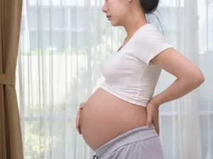 من المشكلات الصحية التي تواجه  النساء في الحمل الإصابة بآلام بالظهر 