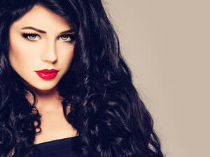 إستخدام خليط من الحناء وزيت الزيتون لمعالجة أي مشاكل في الشعر