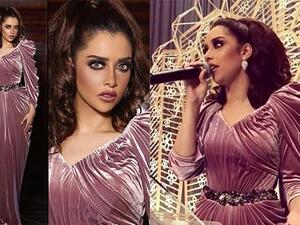 اختارت بلقيس فتحي لإطلالتها في البحرين فستان مخملي باللون الوردي 