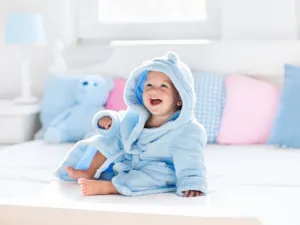 استخدام مشاجب للمناشف والملابس تحمل أحرف اسم الطفل

