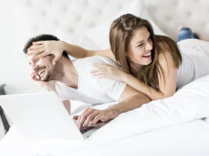 القبلة على العنق أو الرقبة من أكثر الأماكن إثارة بالنسبة الى الرجل