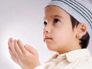 لتشجيع طفلك الذهاب لصلاة العيد اشتري ثوب أبيض جديد له

