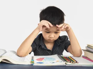 تختلف أعراض التوتر الدراسي عند الأطفال باختلاف فئاتهم العمرية
