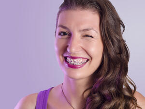 اعطي مزيد من الاهتمام بمكياج العين لتشتيت الأنظار عن فمك

