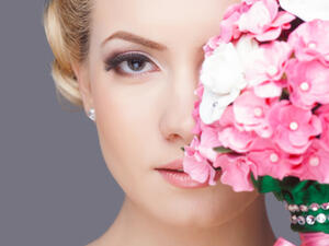 أول خطوة عليك تطبيقها هي إزالة الظلال من محيط العين

