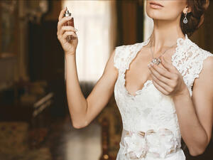 تحتاج العروس إلى خلطات طبيعية تجعلها ذات رائحة طيبة

