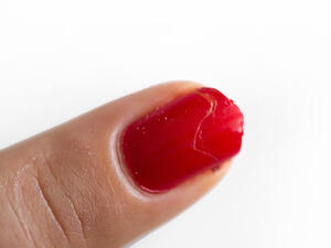 اغرسي الظفر المصطنع واضغطي عليه جيداً
