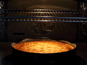 اخبزي الكيكة في فرن محمّى مسبقاً

