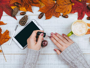 ضعي دائما الطلاء الشفاف السفلي قبل وضع المانيكير 