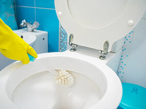 لتنظيف البقع والزوايا استخدمي فرشاة اسفنج خاصة
 لتنظيف البقع والزوايا استخدمي فرشاة اسفنج خاصة