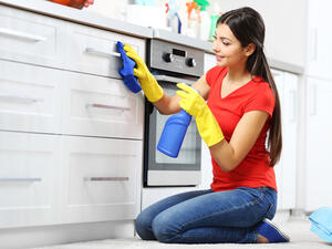 امسحي البوتاجاز، واغسلي أادوات الطهي الملوثة بالزيوت

