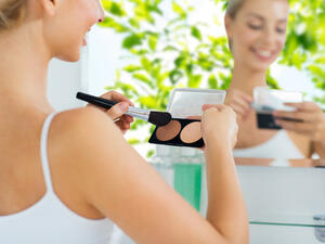 طبّقي كريم أساس بلونٍ فاتح على النصف العلوي من صدركِ