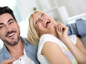 أن يكون حس المرح والفكاهة بين الزوجين
