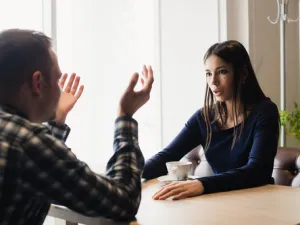 إذا كانت المرأة مخطئة في تصرفاتها فبالطبع لن يعتذر الرجل