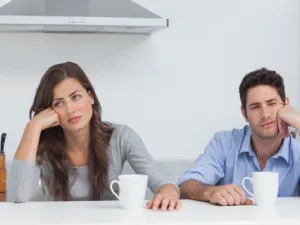 الاهتمام الزائد عن حدّه بالزوج يصبح خانقاً ويثير غضبه


