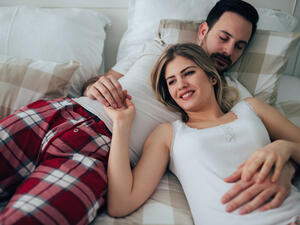 الاهتمام بالرجل ومتطلباته حيث إن الرجل يعد طفلاً صغيراً ويحتاج إلى رعاية حقوق الزوجة في الفراش