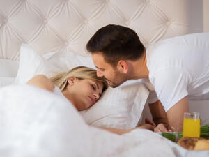 في عيد الأم استيقظ باكراً وقم بإعداد وجبة فطور واصطحبه إلى السرير

