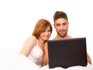 الرجال الذين يشاهدون اللقطات المثيرة هم أكثر عرضة للإصابة بانعدام الانتصاب