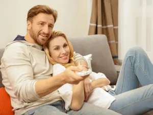 شاهدي الأفلام الرومانسية برفقة زوجك

