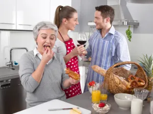 بعض الحموات يشعرن بأن الزوجة تحتكر ابنها وتأخذ كل وقته


