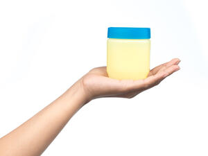 كريم لزج ارتبط اسمه بالفازلين وكثر استعماله بسبب لترطيب البشرة
