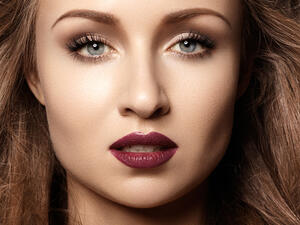 حددي المنطقة حول الشفاه بطبقة خفيفة جدا من الكونسيلر

