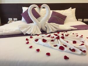 أبسطَ طريقةٍ لتزيين غرفة النوم السرير هي استخدام الورود الفواحه أبسطَ طريقةٍ لتزيين غرفة النوم السرير هي استخدام الورود الفواحه